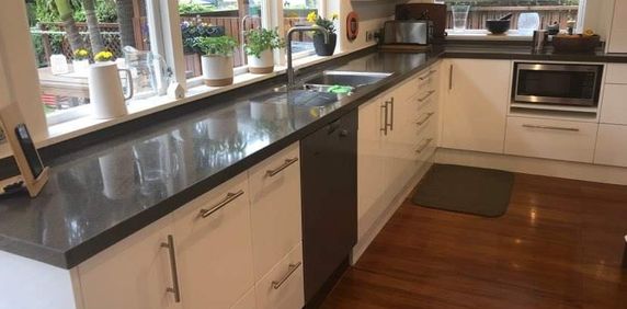 Home with additional self contained unit - Photo 2