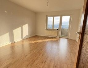 Sonnige, modernisierte 3-Zimmer-Wohnung mit tollem Weitblick und Bad mit Fenster! - Photo 1