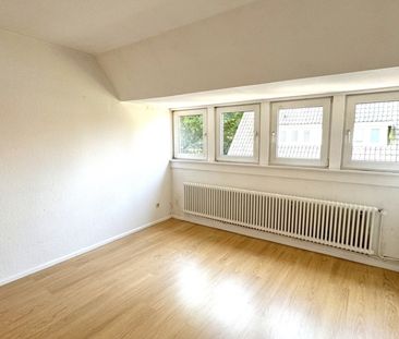 Renovierungsbedürftige 3-ZKB OG-Wohnung in einem Zweifamilienhaus i... - Photo 2