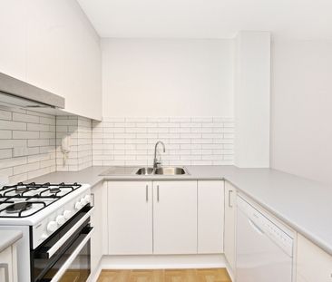 Charming Apartment In Prime Location - Photo 3