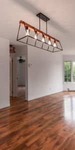 Libre ! Haut de triplex 5 1/2 entièrement rénové - appartment à louer - Photo 3