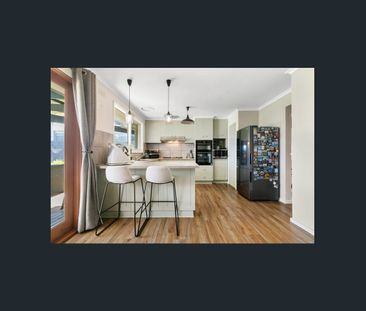 Stylish Home In West End - Photo 6