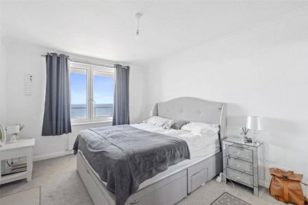 3 bedroom flat to rent - Photo 5