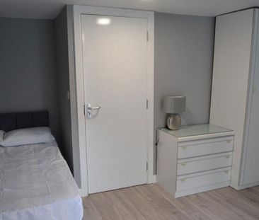 3 bedroom flat to rent - Photo 5