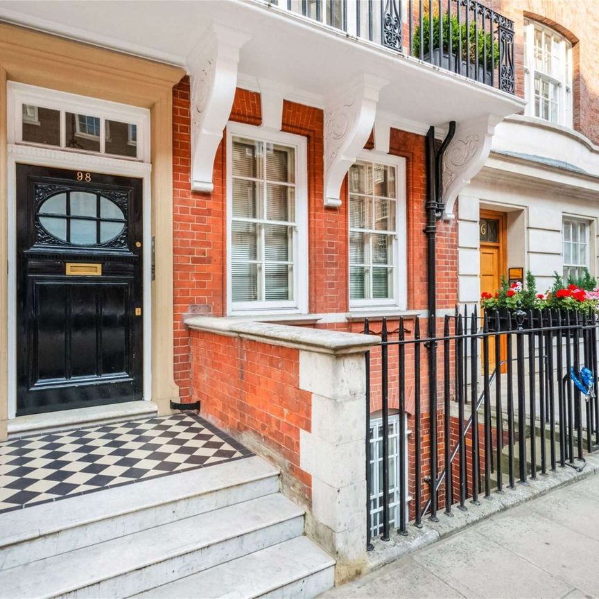 A substantial three bedroom apartment on a sought after street in the heart of Mayfair. - Photo 1