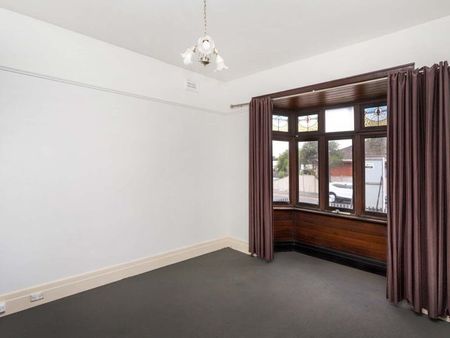 Charming & Light-Filled Home in the Heart of Moonee Ponds – A Perfect Blend of Comfort & Convenience - Photo 2