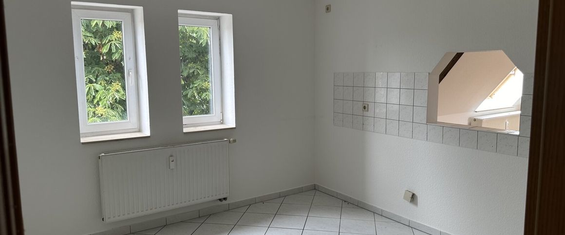 Erfurt: Dachgeschosswohnung mit großem Wohnzimmer und sichtbaren Holzbalken - Photo 1