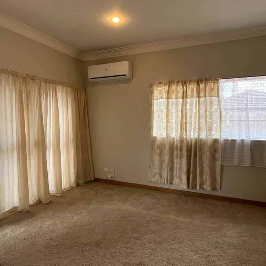 Generous 2 bedroom, Flat Bush - Photo 1