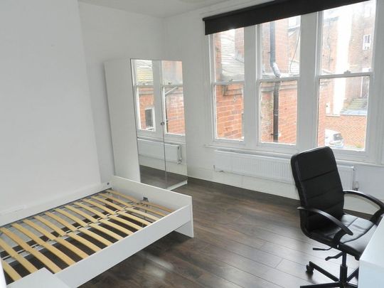 Clarendon Road, Leeds - Photo 1