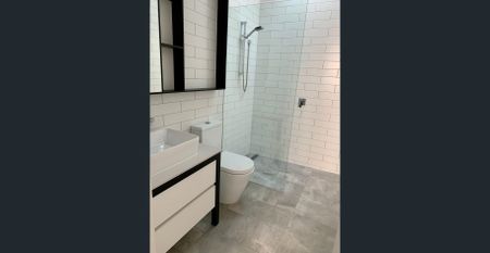 Stunning Executive 2 Bedroom Townhouse with large courtyard - Photo 5