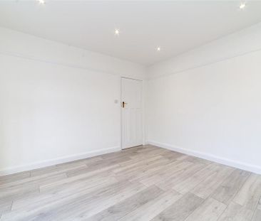 3 bedroom flat to rent - Photo 3