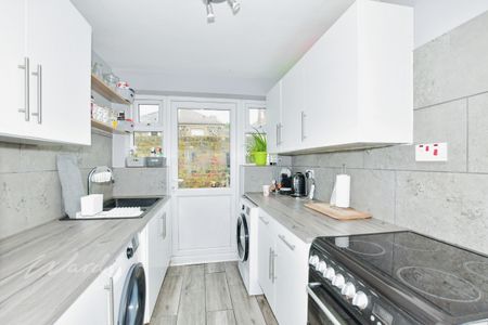 2 bedroom terraced house to rent - Photo 4