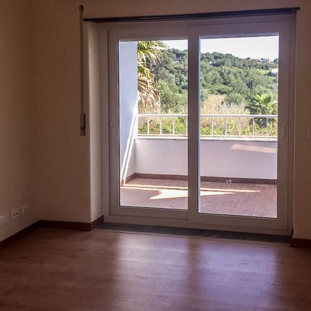 Spacious 3-bed home with garden & pool in quiet Guincho area - Photo 3