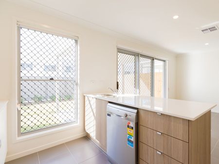NEAR NEW LUXURY 3 BEDROOM TOWNHOUSE WITH DUCTED AIR CONDITIONING - Photo 4