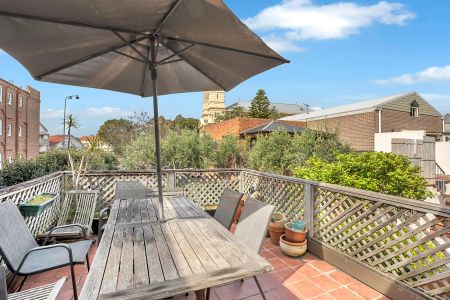 RENOVATED TWO BEDROOM APARTMENT IN PRIME LOCATION - Photo 3