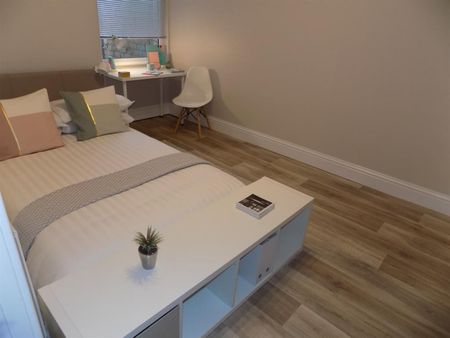 3 bedroom Flat To Let - Photo 4