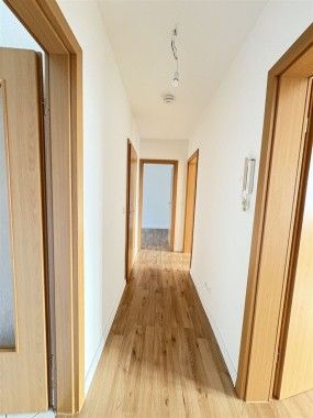 Sonnige, modernisierte 3-Zimmer-Wohnung mit tollem Weitblick und Bad mit Fenster! - Photo 3