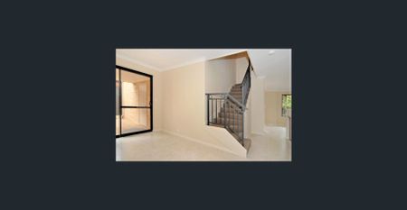 Immaculate townhouse - Photo 2