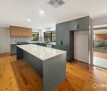 STYLISHLY RENOVATED FAMILY HOME WITH SPACE & COMFORT - Photo 5