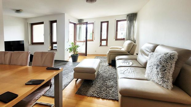 Sonnige Wohnung mit Balkon, Stellplatz und Einbauküche in Top-Lage! - Foto 1