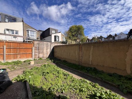 Guide Price £1,850 pcm - Available Now - Unfurnished - Photo 5