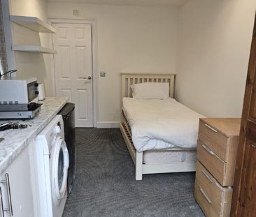 Studio Flat, Colindeep Lane, NW9 - Photo 1