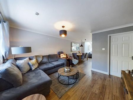 4 bedroom semi-detached house to rent - Photo 2