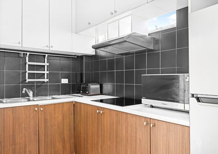 Two Bedroom Apartment with Sweeping City Views - Photo 5