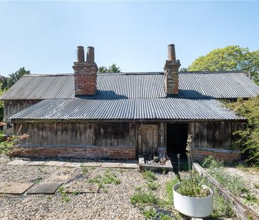 A charming three bedroom end of terrace thatched cottage with garde... - Photo 2