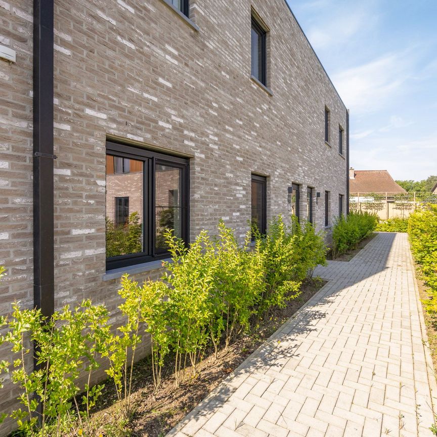 IDEALIS VASTGOED - PRACHTIG EN LUXUEUS APPARTEMENT MET 2 SLAAPKAMERS, AANGENAME LEEFRUIMTE MET AANSLUITEND TERRAS, CARPORT EN EXTRA BERGRUIMTE - Foto 1