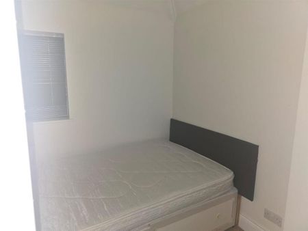 4 bedroom flat to rent - Photo 3