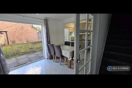 3 bedroom detached house to rent - Photo 5