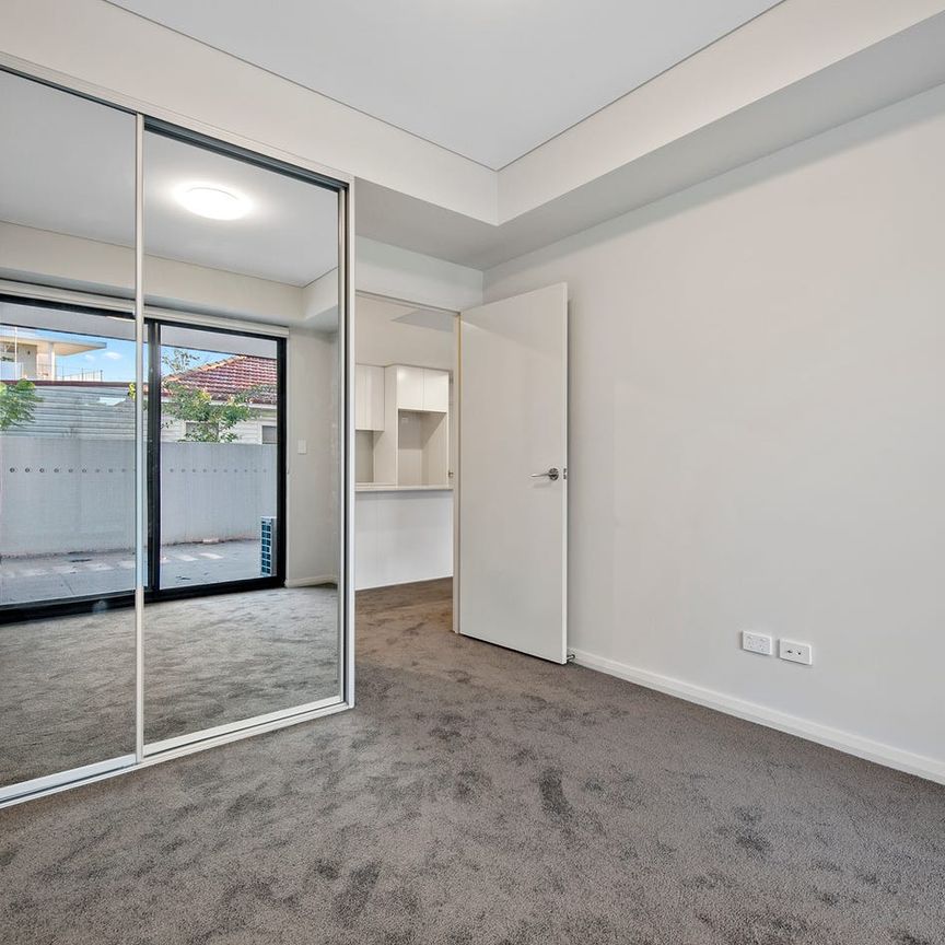 Space, Light & Comfort | Oversized 1 Bed + Study - Photo 1