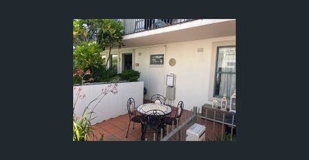 Renovated, light-filled apartment - Photo 5