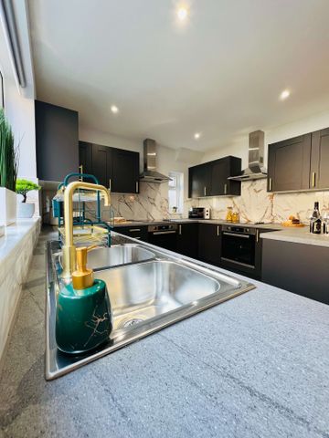 Stunning rooms in centrally located property close to hospital Bedroom 5 - Photo 3