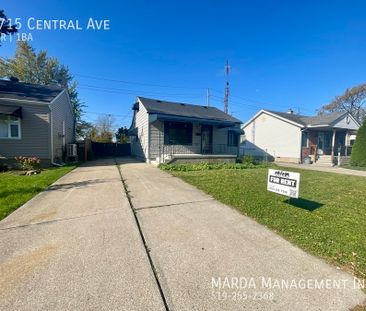 NEWLY RENOVATED 2-BEDROOM + DEN HOME ON CENTRAL AVE + UTILITIES - Photo 6