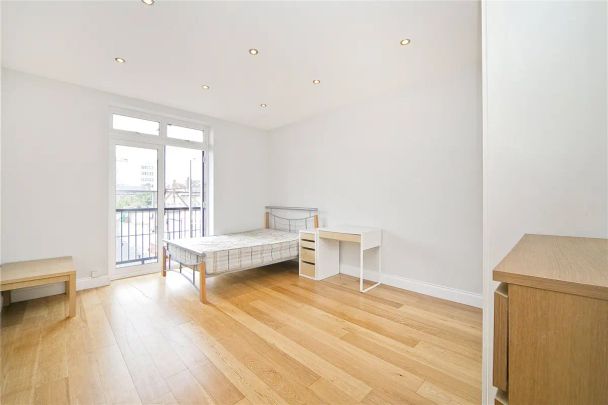 4 bedroom flat in London - Photo 1