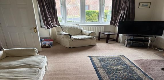 1 bedroom in a house share to rent - Photo 2