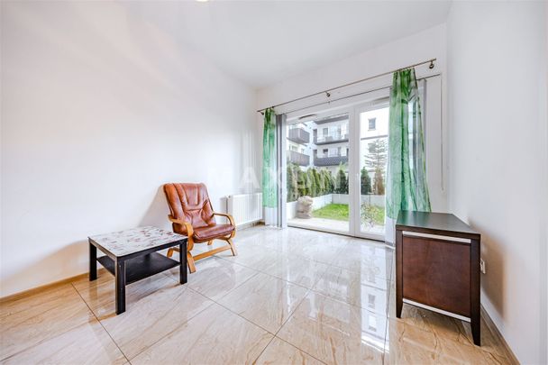 Wysoki lokal na parterze na zamkniętym osiedlu - Zdjęcie 1