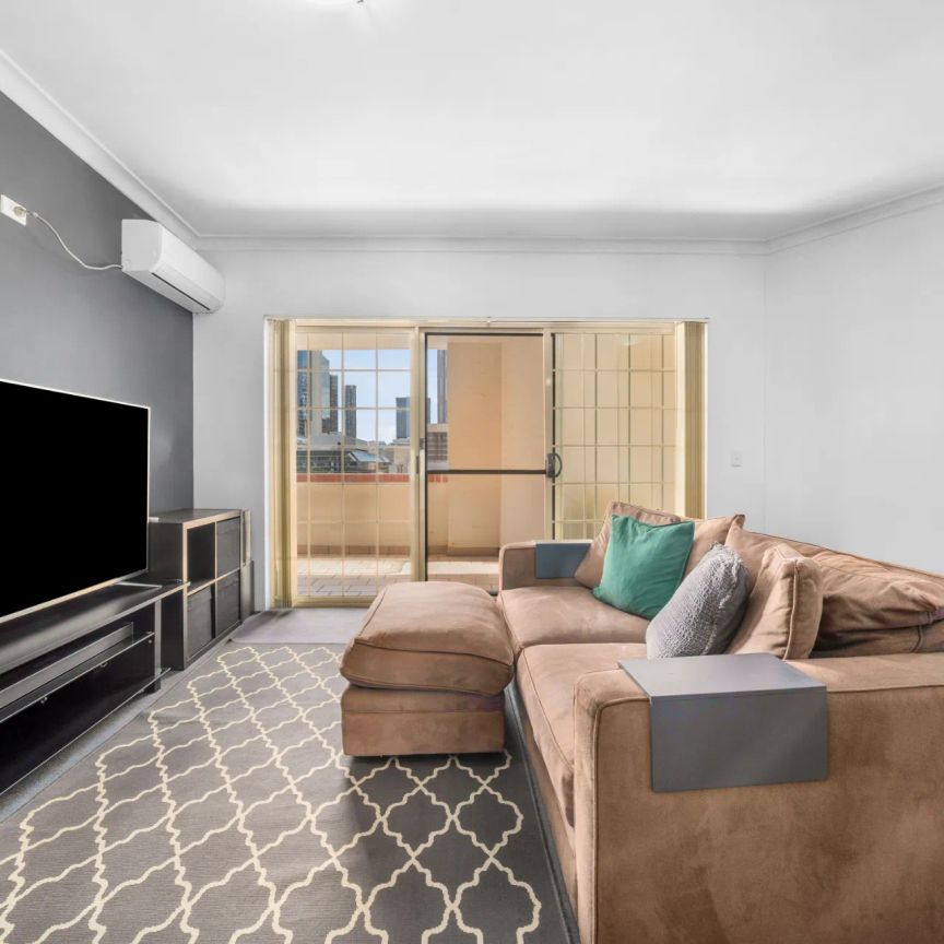 Beautiful apartment in a Leafy Park-side Location - Photo 1