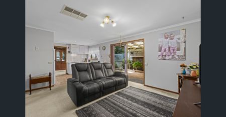 SPACIOUS FAMILY LIVING IN A QUIET COURT LOCATION - Photo 2