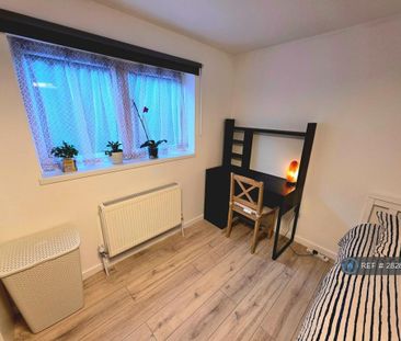 1 bedroom in a flat share to rent - Photo 3