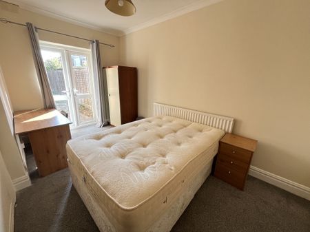 5 bed house to rent in Cardigan Road, Bournemouth, BH9 - Photo 2