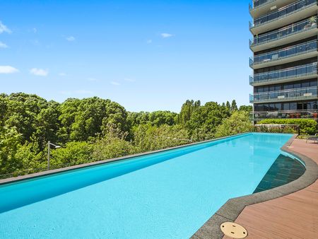 In The Heart Of The City - Photo 5