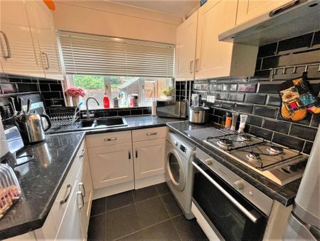 2 bedroom ground floor flat to rent - Photo 5