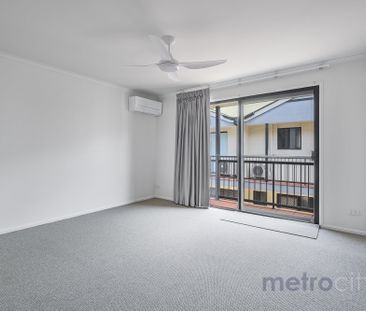 Beautifully Updated Townhouse Moments from Oxford Street!! - Photo 1