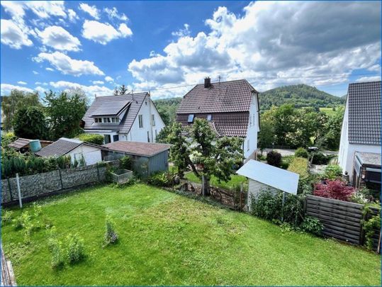 Erstbezug - heimelige 4,5 Zi.-Wohnung im OG und DG mit Fernblick und Garage! - Photo 1