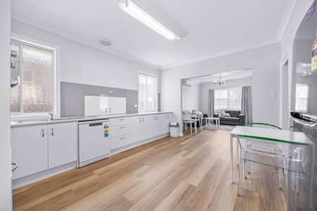 Recently Refurbished & Fully Furnished! - Photo 2