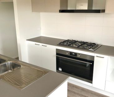 Family Home - 3 bedrooms, 2 Spacious Living, Double Garages - Photo 2