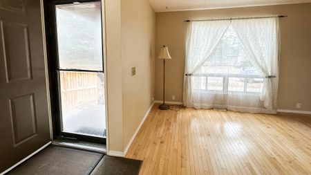 Charming 3 Bed Duplex In The Heart Of Cedarbrae - Photo 3